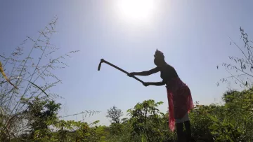 Joyce aus Uganda bei der Arbeit