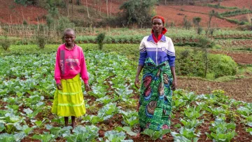 Mädchen mit ihrer Mutter auf dem Feld in Burundi