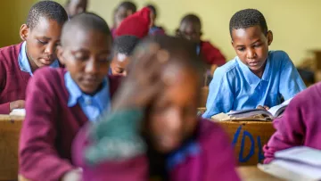 Kinder in Tansania in der Schule