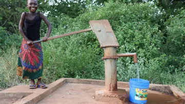 Kind in Tansania am Brunnen