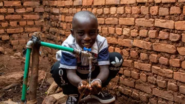 Junge trinkt sauberes Wasser in Burundi