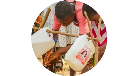 Mädchen in Ghana an einer selbstgebauten Handwaschstation