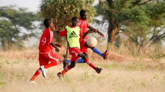Jungs im Senegal spielen Fußball