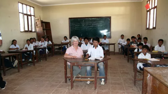 Patin besucht ihr Patenkind in seiner Schule in Tekove_Bolivien