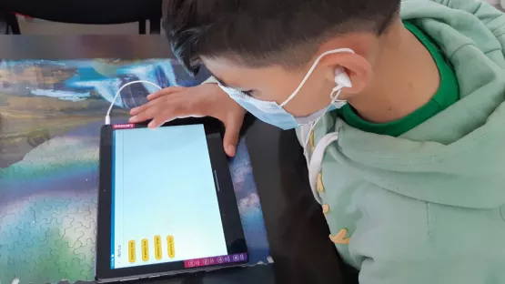 Kind lernt mit einem Tablet